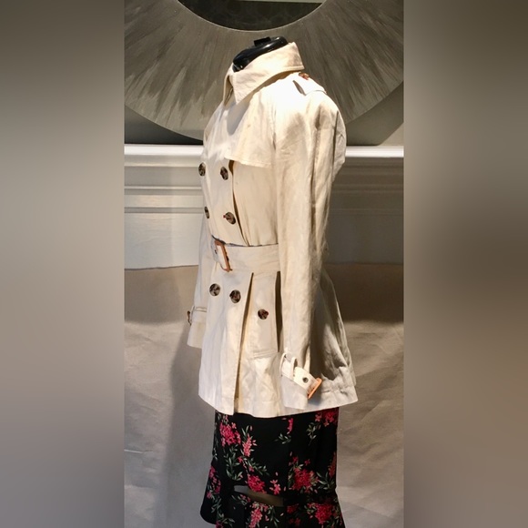 Banana Republic trench coat. Tan,cotton canvas, lined, lots of details, Size PS - Picture 5 of 16